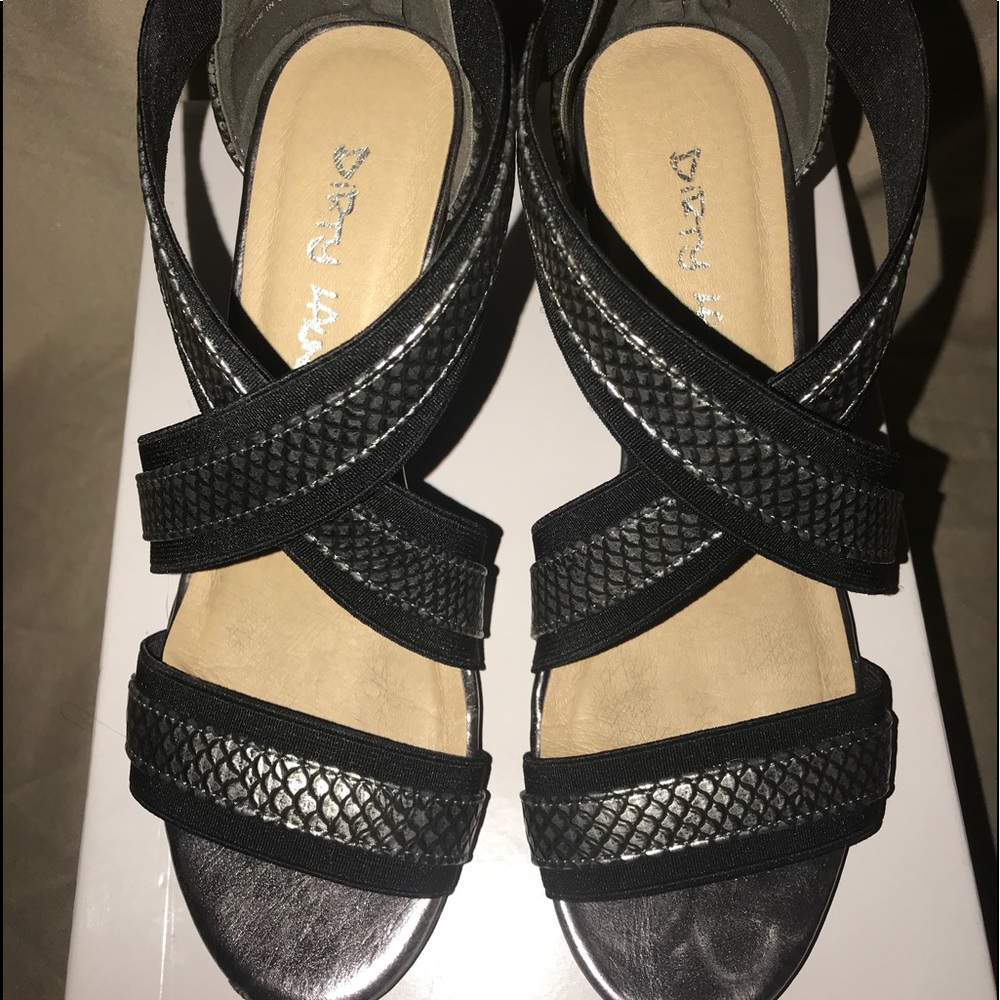 Dirty Laundry size 6 wedges